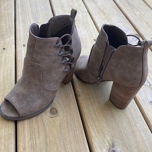 Guess 6.5 open toe booties